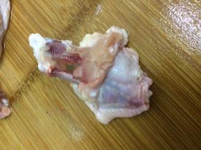 鸡翅从跟部用刀四周划开