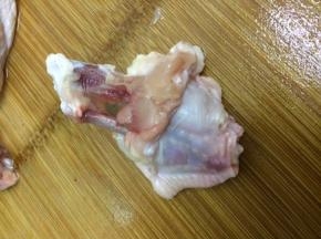 鸡翅从跟部用刀四周划开