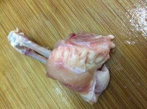 然后用手轻轻的从上往下，把骨头摘出来