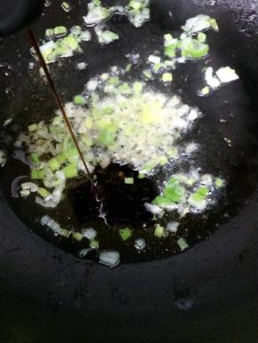 在加入生抽炒匀