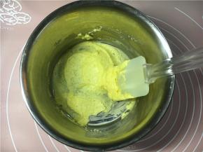 黄油室温软化后，加细砂糖拌匀。