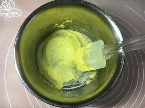 黄油室温软化后，加细砂糖拌匀。
