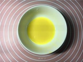 水和蛋液混合均匀。