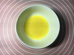 水和蛋液混合均匀。