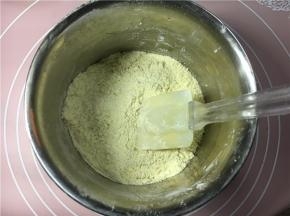 加入低粉，用手搓成玉米粉的样子。
