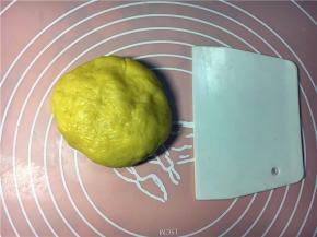 一只手用刮板翻面团，另一只手揉成光滑面团，揉的时间不要太长，以免起筋，盖上保鲜膜，放冰箱冷藏1个小时。