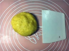 一只手用刮板翻面团，另一只手揉成光滑面团，揉的时间不要太长，以免起筋，盖上保鲜膜，放冰箱冷藏1个小时。