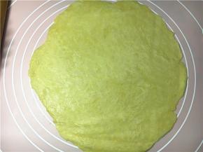 取出面团放案板上，用棍压平面团，再侧面擀均匀成薄片。 擀好的派皮倒扣在7寸派盘上面，用手指轻压派皮，使派皮紧贴派盘，里边按压紧。预热烤箱190度10分钟。