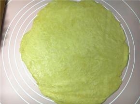 取出面团放案板上，用棍压平面团，再侧面擀均匀成薄片。 擀好的派皮倒扣在7寸派盘上面，用手指轻压派皮，使派皮紧贴派盘，里边按压紧。预热烤箱190度10分钟。