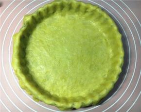 用擀面杖在派盘上压一下，将多余的派皮切断。用拇指挤压派盘边缘，使派皮高出派盘一些。