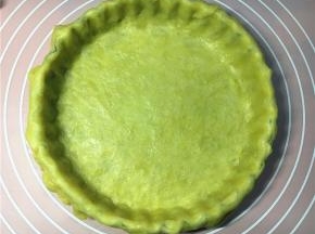 用擀面杖在派盘上压一下，将多余的派皮切断。用拇指挤压派盘边缘，使派皮高出派盘一些。