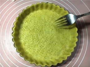 在派皮底部用叉子叉一些排气小孔。