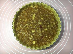 铺一层苹果酱在派上。