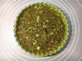 铺一层苹果酱在派上。