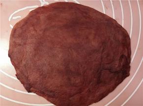 剩下的派皮面团：留30克原色面团，其余全部加适量红曲粉揉匀，擀均匀成薄片。