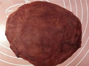 剩下的派皮面团：留30克原色面团，其余全部加适量红曲粉揉匀，擀均匀成薄片。