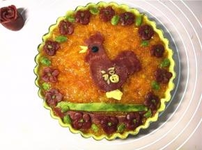 红、绿面片各取一小长条，依次放鸡脚下。将红圆片用牙签整出花朵形状，将花朵依次围绕派盘摆好，绿色面团整成小片叶子和花蕊，装饰、摆好在派盘上（多余的红面片做了饼干）