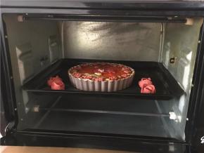 将果酱派放入已经预热190度的烤箱中层，烘烤25分钟左右。成品很甜！