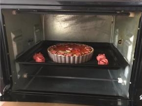 将果酱派放入已经预热190度的烤箱中层，烘烤25分钟左右。成品很甜！