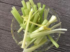 香葱切和熏干条差不多长的大小