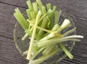 香葱切和熏干条差不多长的大小