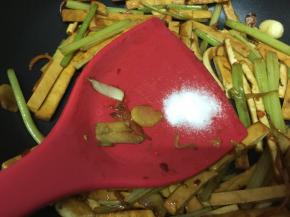 快速翻炒均匀，加入砂糖