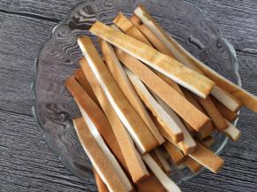 切成8mm宽的熏干条