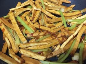 快速翻炒均匀，炒1分钟即可