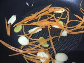 快速翻炒均匀，炒半分钟