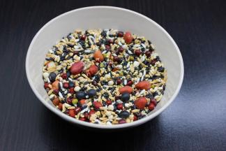 准备好五谷粥米，除芝麻外等等各种食材按1:1用量；