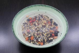 食材洗净，浸泡10分钟；如果是免洗食材，可以免去清香。