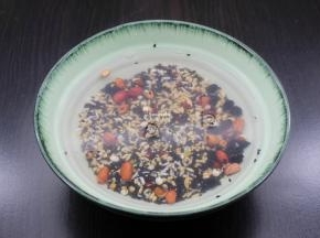 食材洗净，浸泡10分钟；如果是免洗食材，可以免去清香。