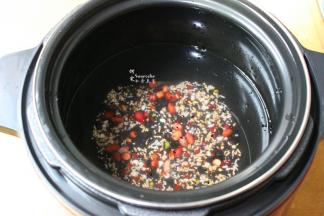 把食材倒入压力锅，加入适量的水；PS：水与食材的比例5:1