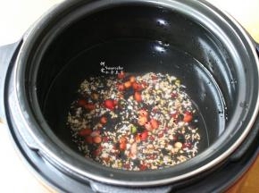 把食材倒入压力锅，加入适量的水；PS：水与食材的比例5:1
