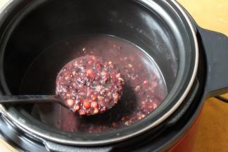 熬煮好的粥，会自动提醒并且指示灯再保温状态提示，开盖放白砂糖拌均即可。如果喜欢吃原味的可以不放糖。