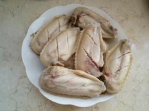 鸡翅洗净焯水，用刀在鸡翅底部划两下，便于入味！