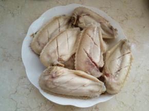 鸡翅洗净焯水，用刀在鸡翅底部划两下，便于入味！