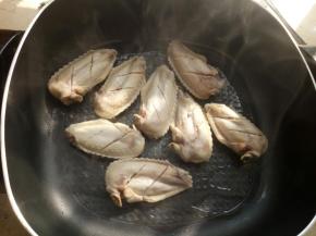 锅里烧热放油，放入鸡翅煎！