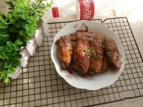 收汁的时候要不停地搅拌鸡翅，使得鸡翅可以均匀上色！