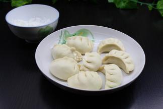 准备好新鲜包好的饺子、生粉、食用油；