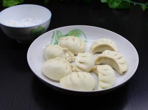 准备好新鲜包好的饺子、生粉、食用油；