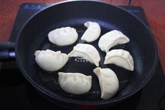 平底锅，烧热，倒入食用油，放入饺子；