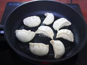 平底锅，烧热，倒入食用油，放入饺子；