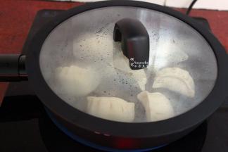 盖上锅盖，小火煎至微黄；