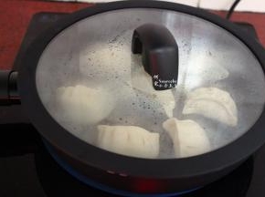 盖上锅盖，小火煎至微黄；