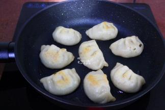 揭开盖子，翻转继续煎；