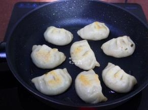 揭开盖子，翻转继续煎；