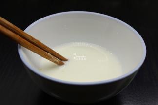 生粉按1:3调至水淀粉，生粉与水的比例很重要哦，再说一次生粉与水的比例为1:3.