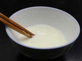 生粉按1:3调至水淀粉，生粉与水的比例很重要哦，再说一次生粉与水的比例为1:3.