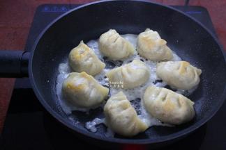 倒入锅中煎至冰花状，起锅即可。